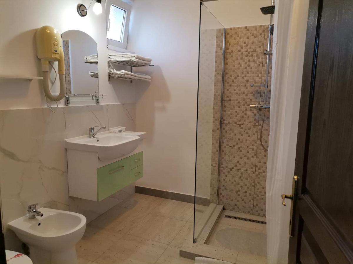 Motel Davios Targu Jiu Bagian luar foto