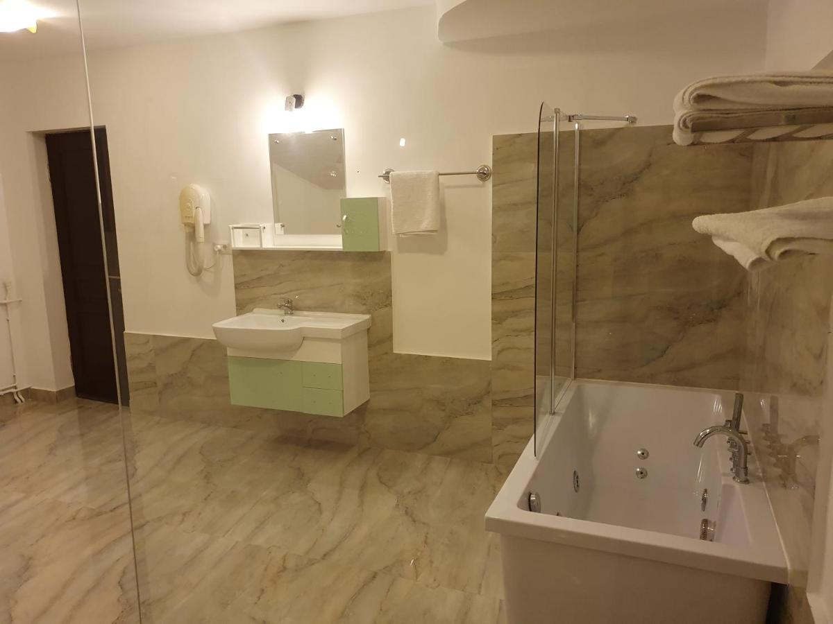 Motel Davios Targu Jiu Bagian luar foto